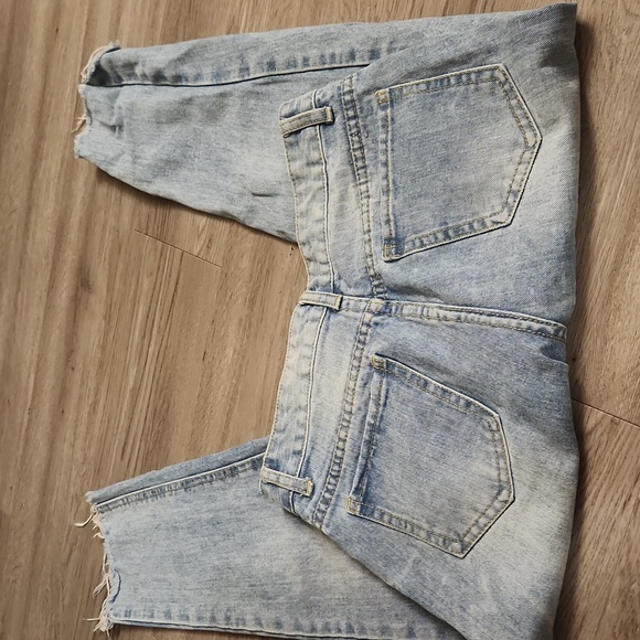 Trendy Light Blue Cropped Jeans - Picture 4 of 4